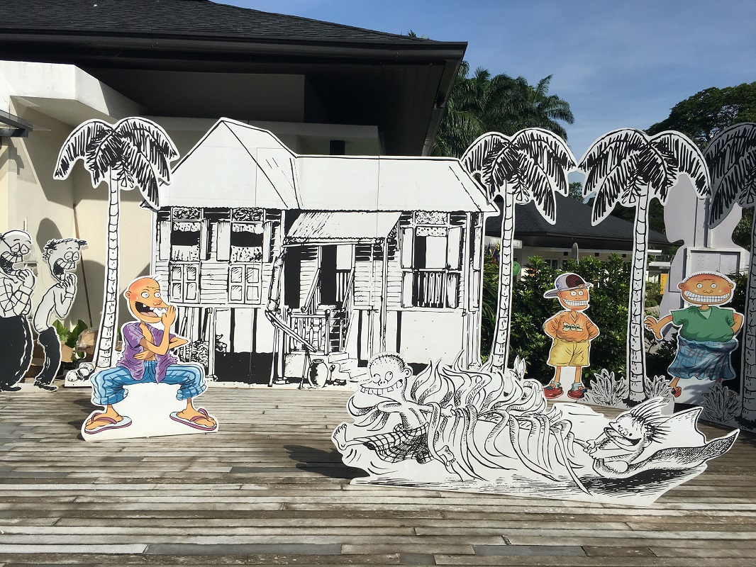 動漫之家入口處左側的大型看板，是馬來西亞國寶級漫畫家Lat (本名Datuk Mohd Nor Khalid) 筆下的經典作品《The Kampung Boy》中的場景，該作描繪著馬來西亞50年代的鄉村生活。