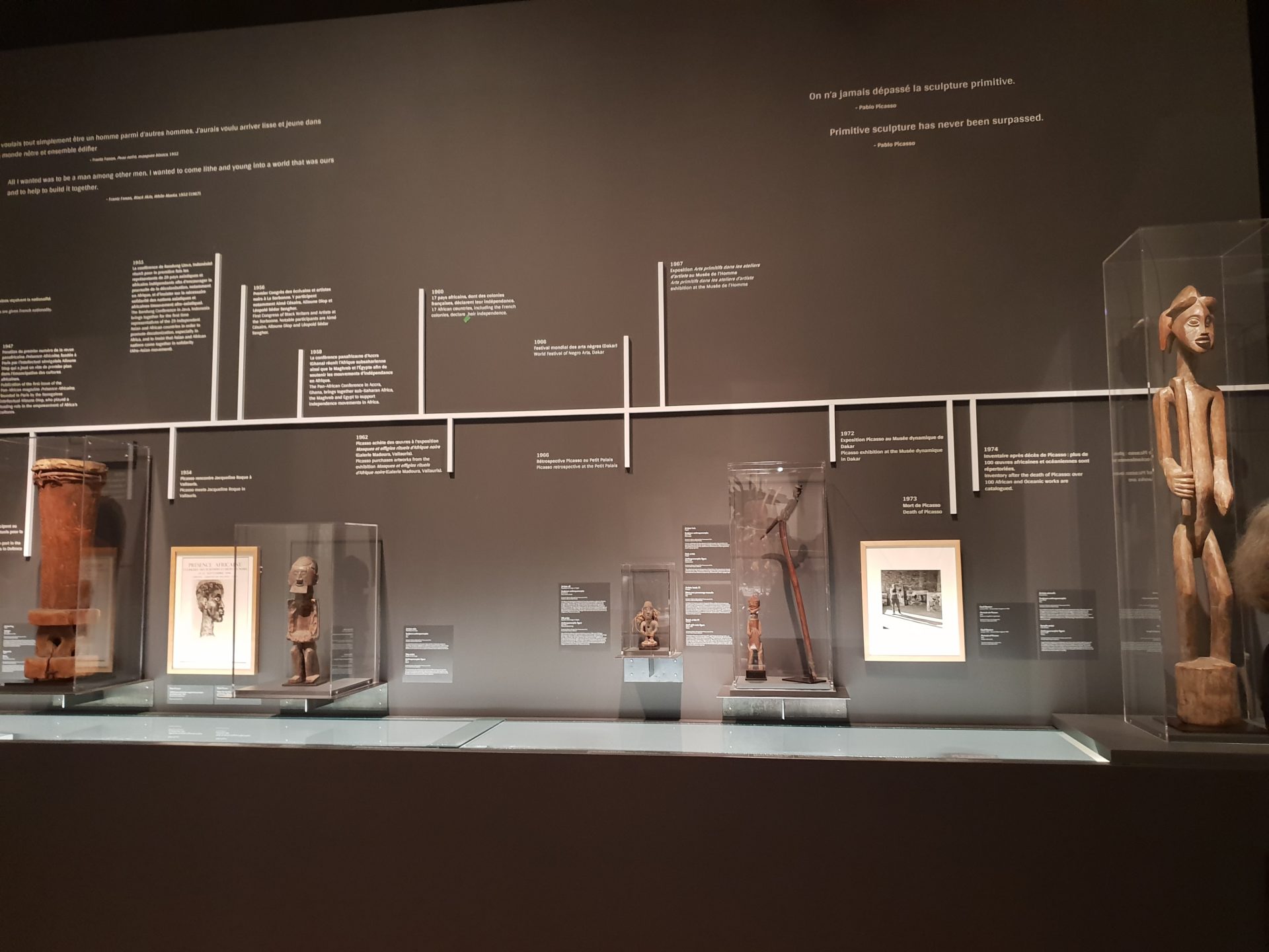 圖1 以立體的文件、照片及非洲雕塑構成的畢卡索年表 (攝影者/ 陳佳利)