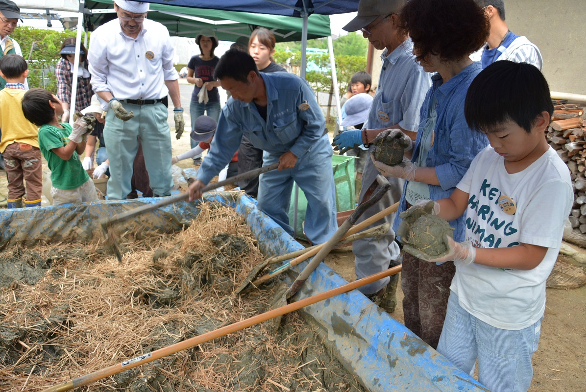 栗博的市民學藝員，參與新建土窯的準備工作 (感謝栗東歷史民俗博物館授權使用圖片)