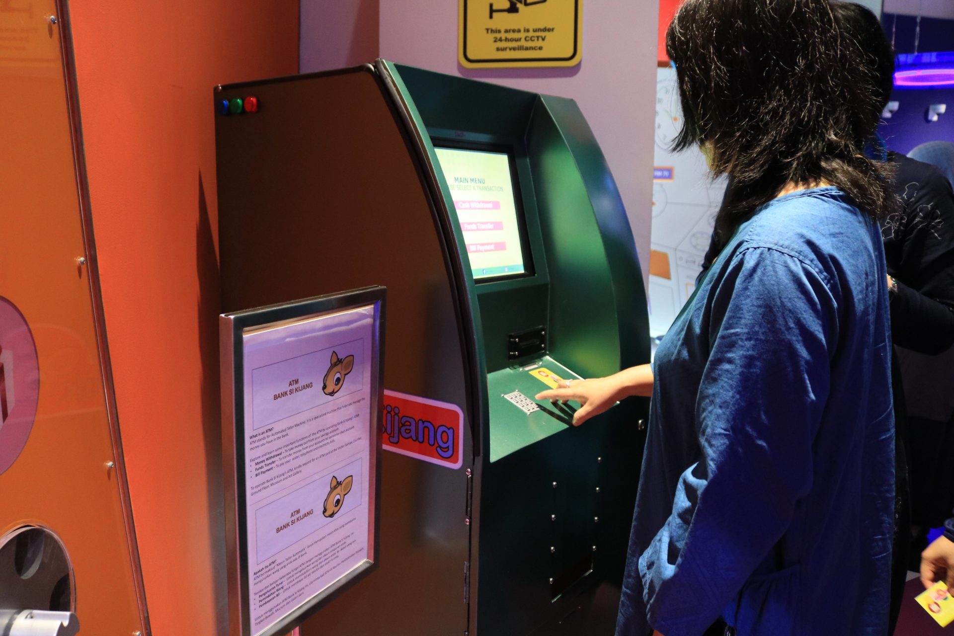 模擬ATM讓孩童學習存錢、提款與轉帳功能（余佩軒∕攝）