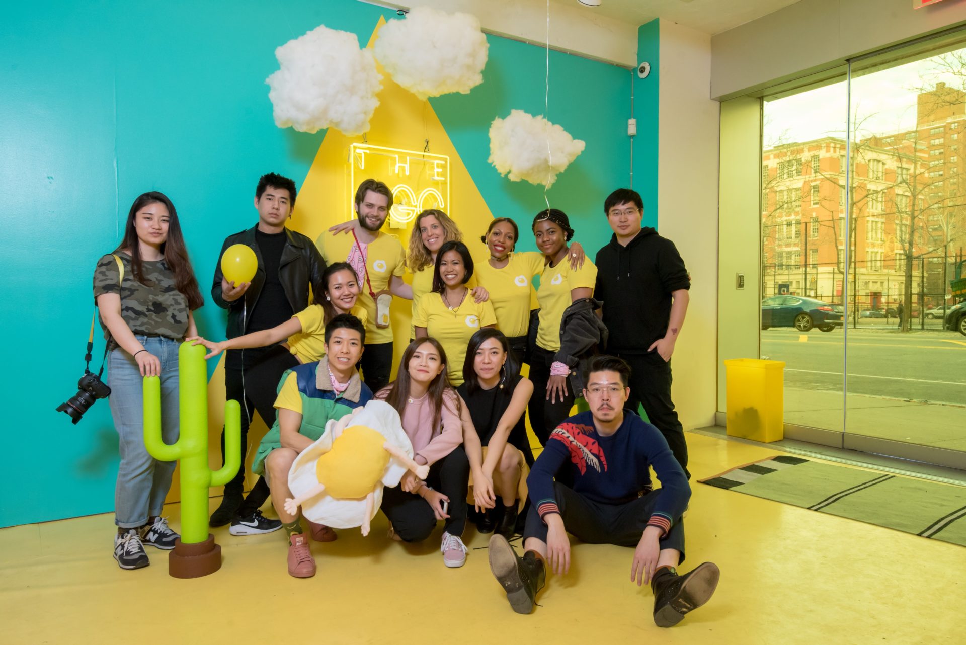 年輕留學生團隊，結合藝術、室內設計和營銷等領域專長，共同策劃「蛋屋」。